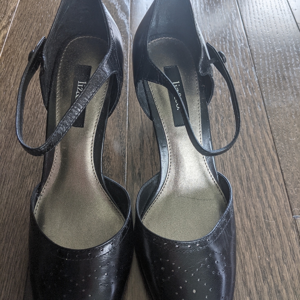 Women's black heeled shoes size 8.5, never worn